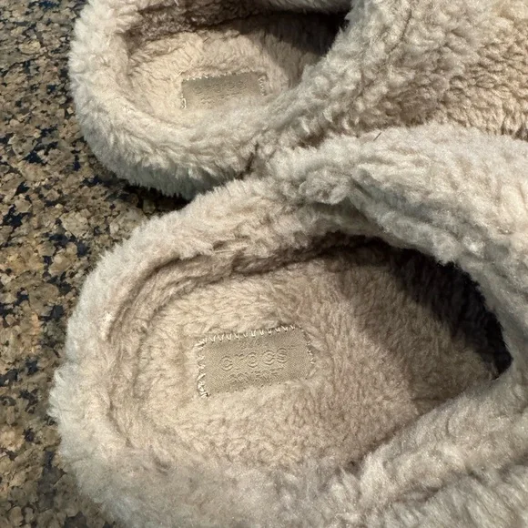 Crocs Slippers NWOT Size 7 - Picture 2 of 4